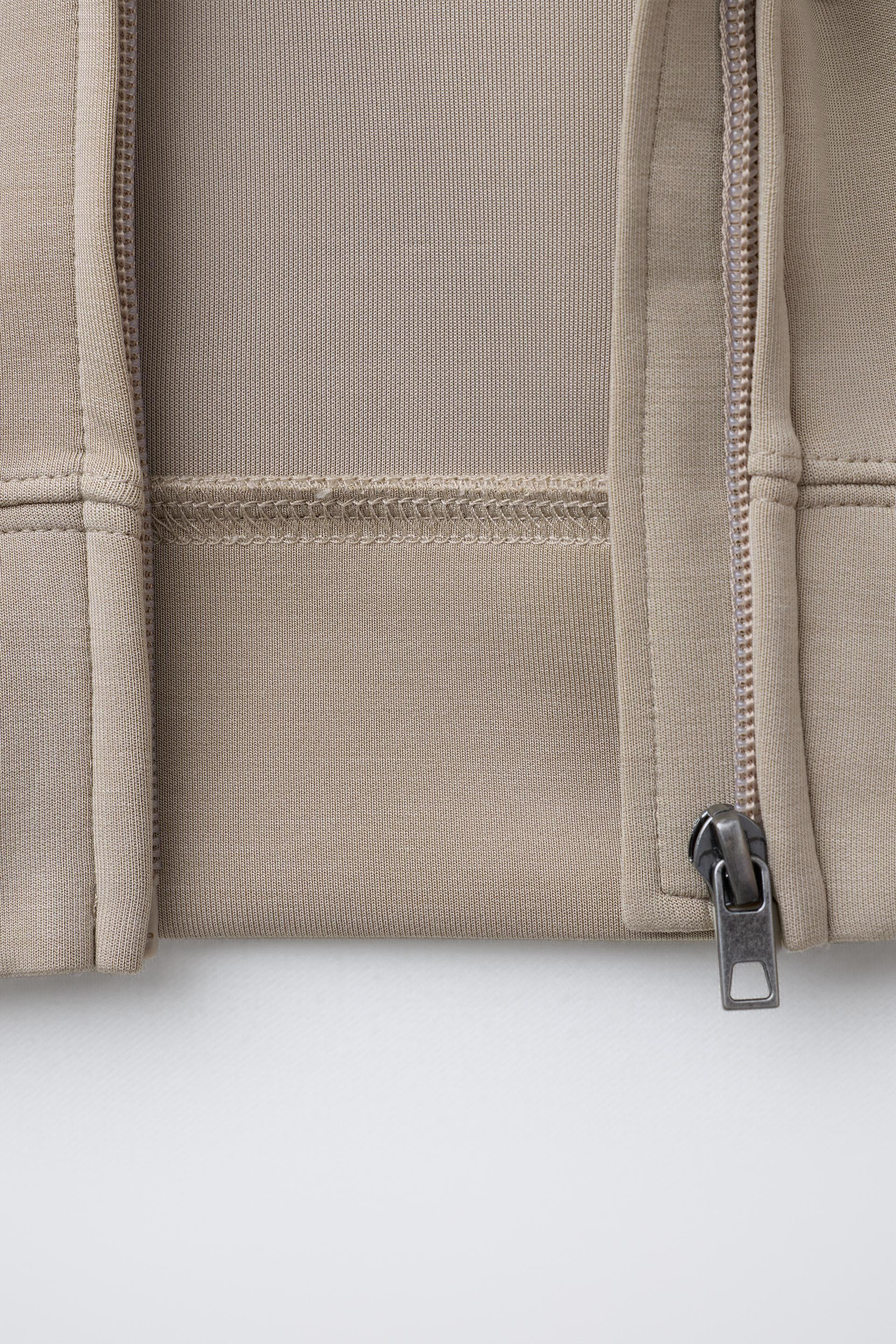 VESTE À INSCRIPTION EN RELIEF